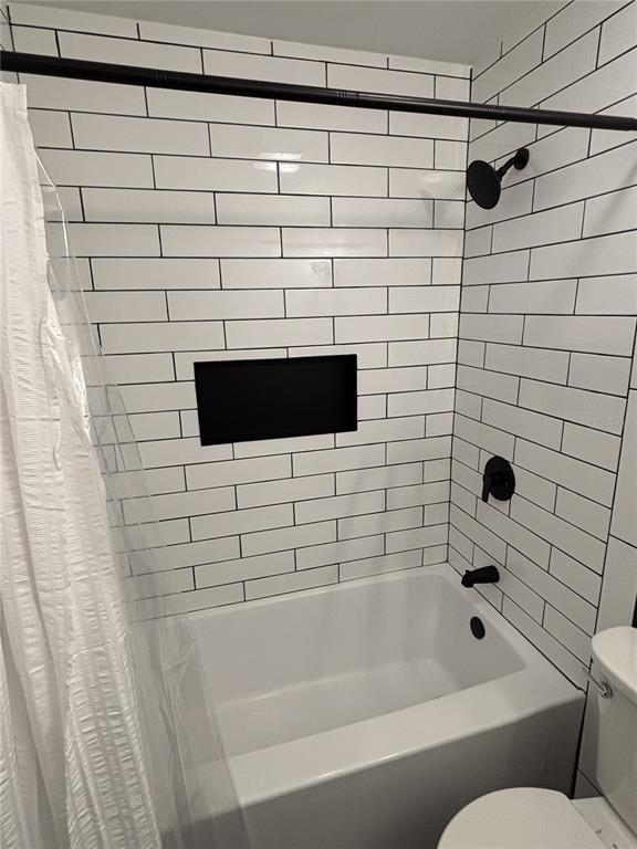 2911 Williams Road Plant City, FL 33565 - Photo 38 of 51 a bathroom with a bathtub and a shower