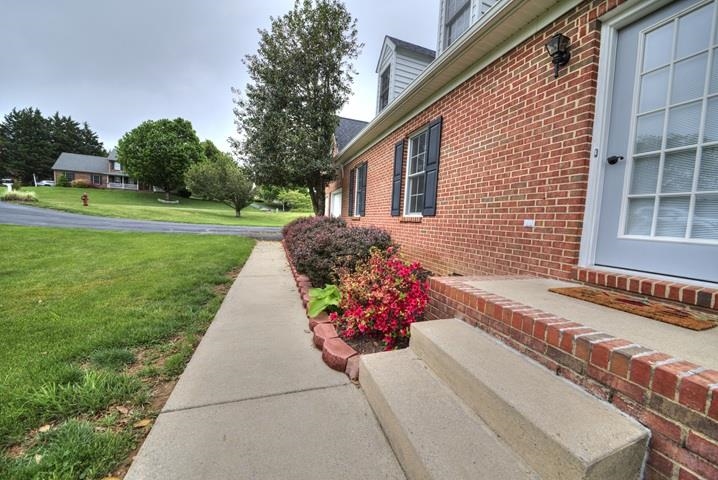 152 Nottingham Lane Waynesboro, VA 22980 - Photo 4 of 38