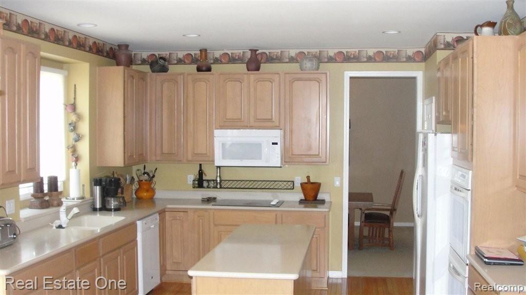 4545 Woodcliff Court Rochester, MI 48306 - Photo 3 of 25 Kitchen