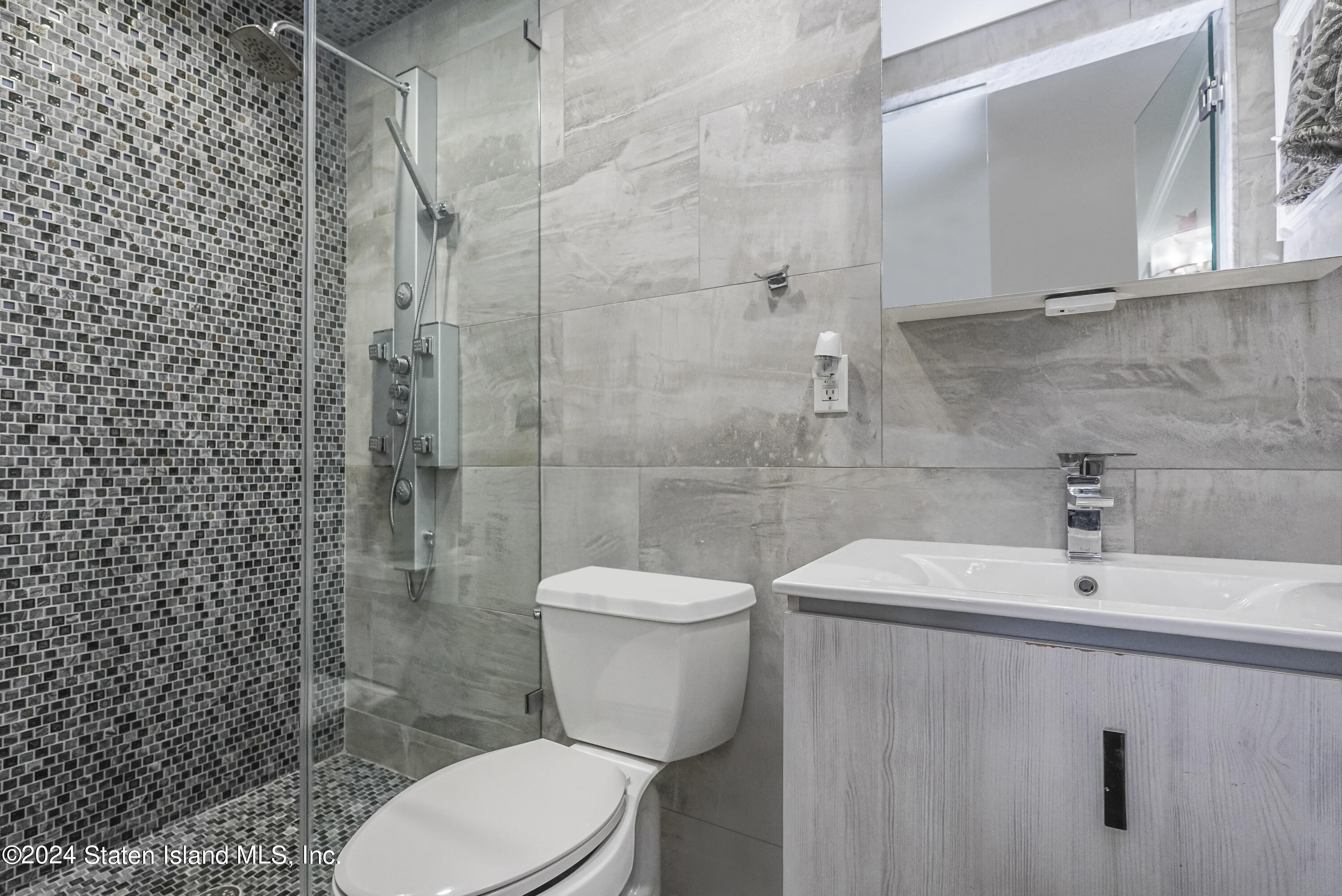 37 Douglas Road Staten Island, NY 10304 - Photo 12 of 34 Photo Apr 20 2024, 10 17 23 PM