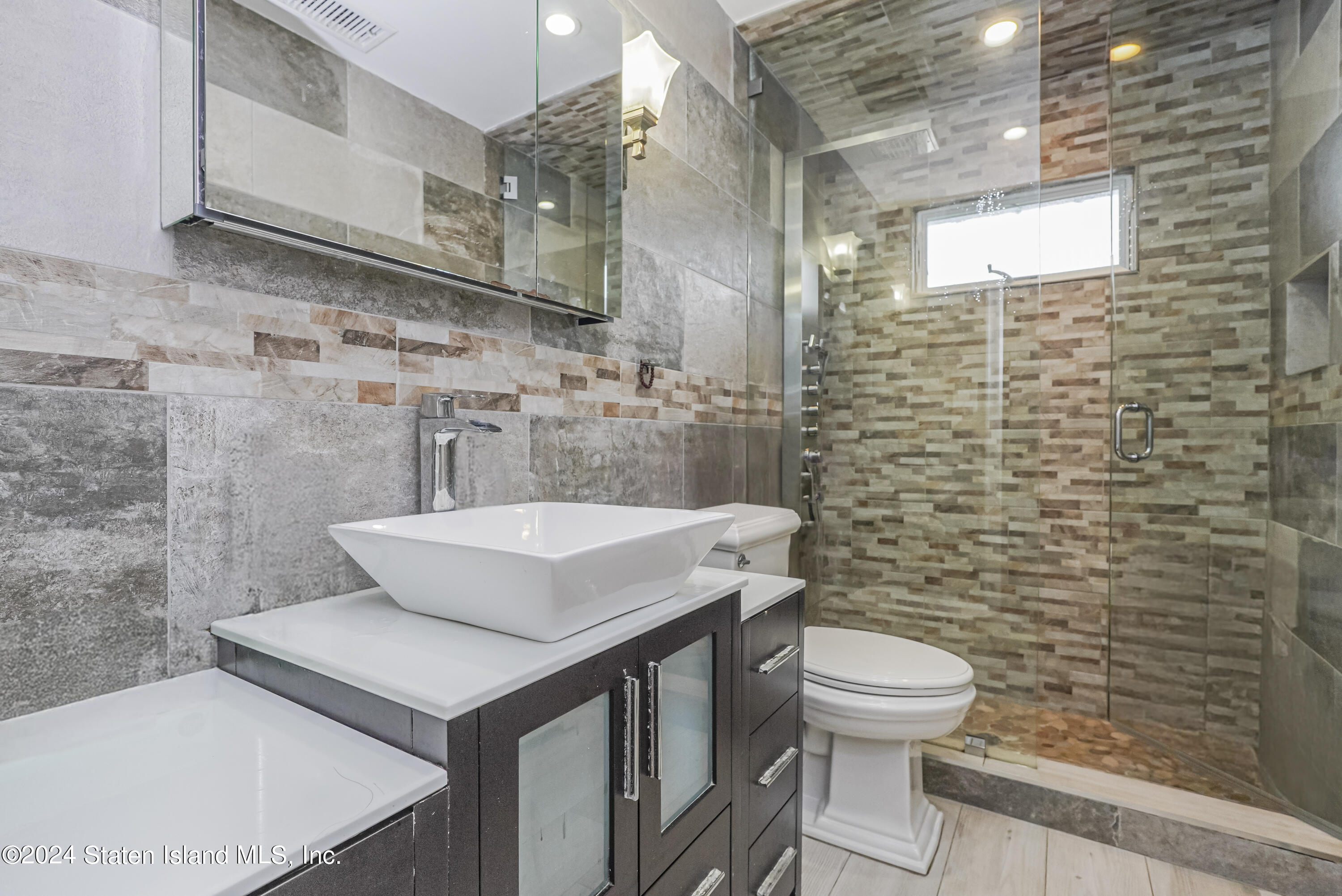 37 Douglas Road Staten Island, NY 10304 - Photo 19 of 34 Photo Apr 20 2024, 10 18 30 PM