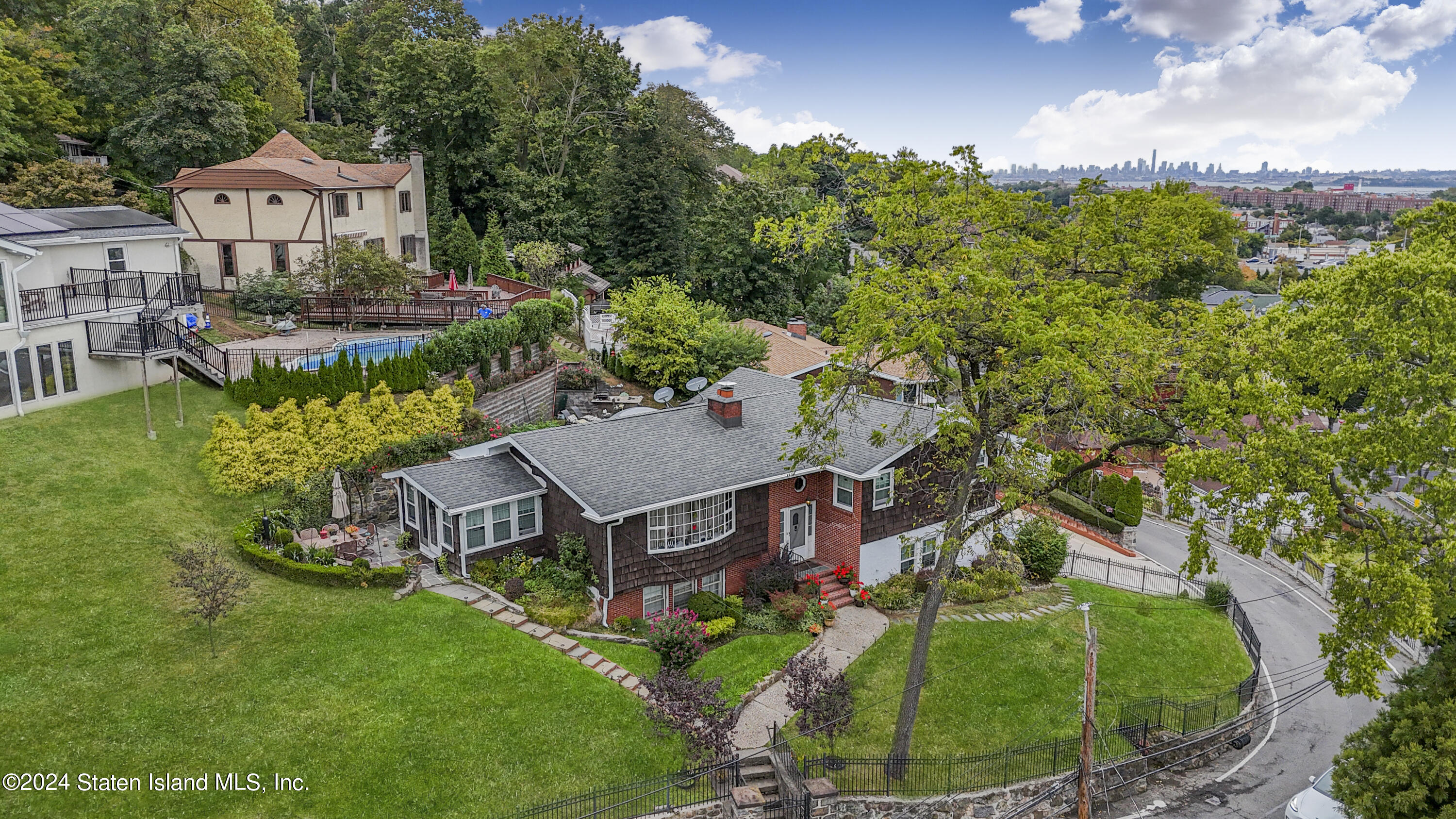 37 Douglas Road Staten Island, NY 10304 - Photo 4 of 34 Photo Oct 16 2023, 4 22 50 AM