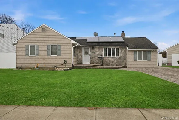 $699,000 | 38 Bacon Lane, Babylon, NY 11702