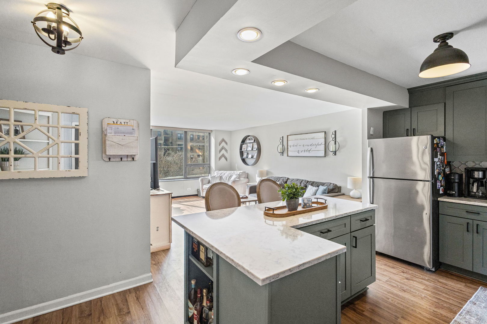 3930 North Pine Grove Avenue, Unit 304 Chicago, IL 60613 - Photo 2 of 25