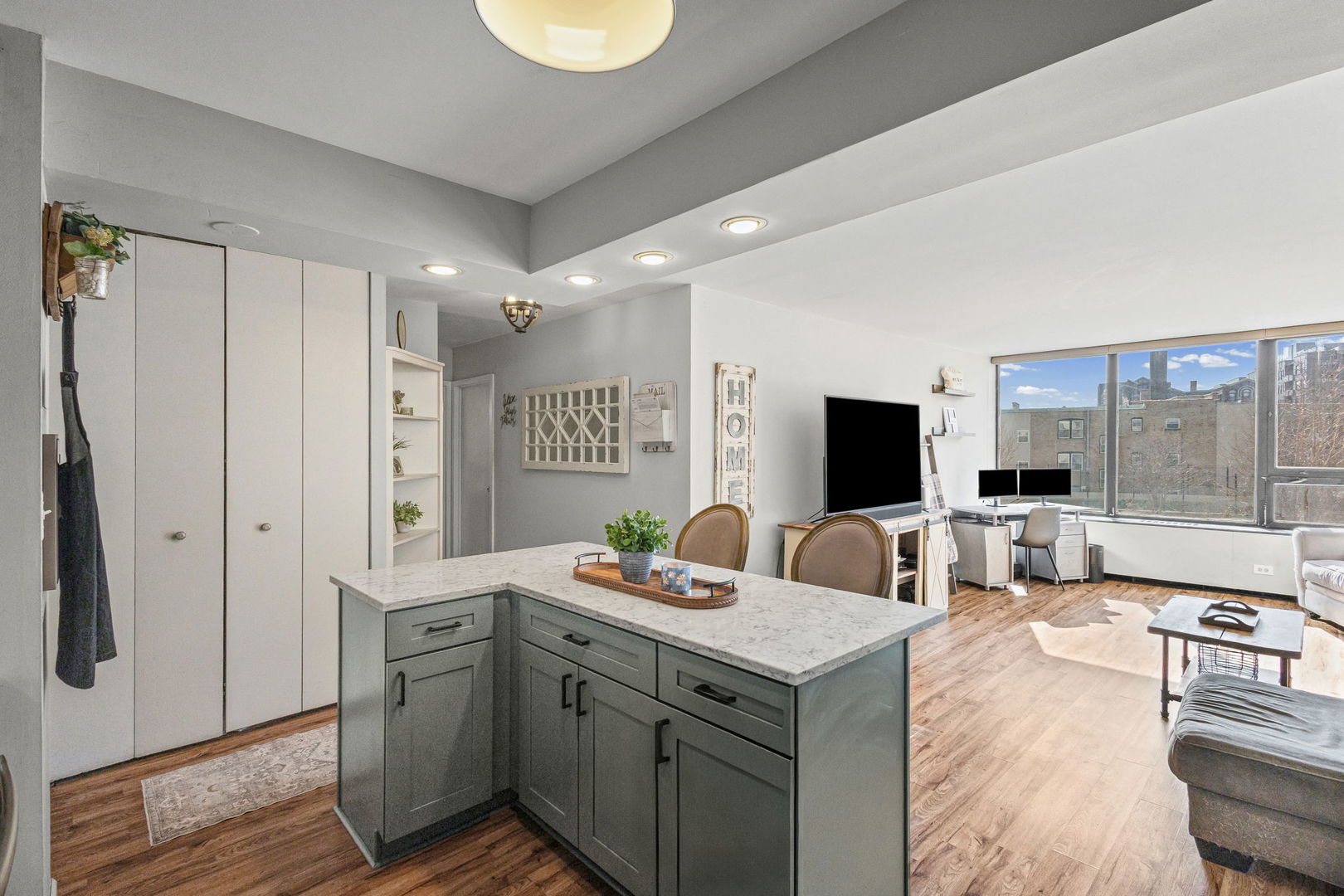 3930 North Pine Grove Avenue, Unit 304 Chicago, IL 60613 - Photo 4 of 25