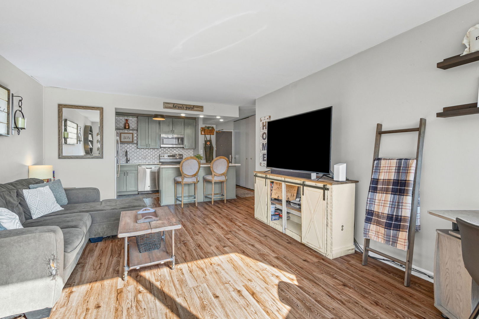 3930 North Pine Grove Avenue, Unit 304 Chicago, IL 60613 - Photo 8 of 25