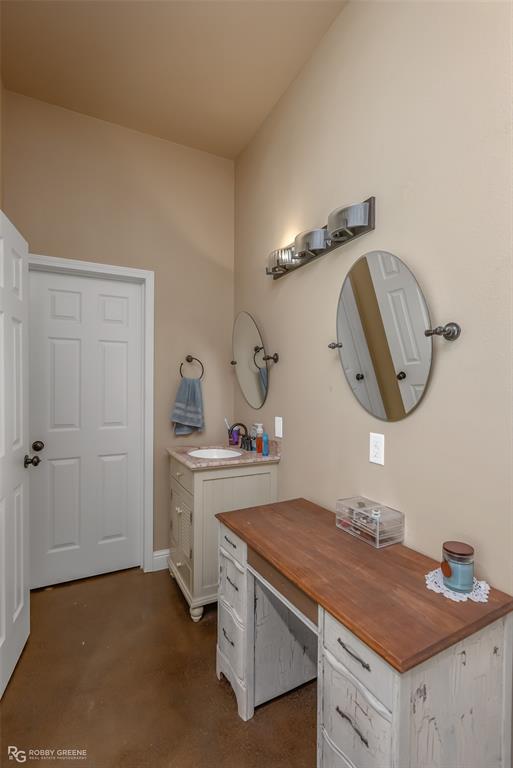 495 John Gloster, LA 71030 - Photo 35 of 40 a room with a table and a mirror