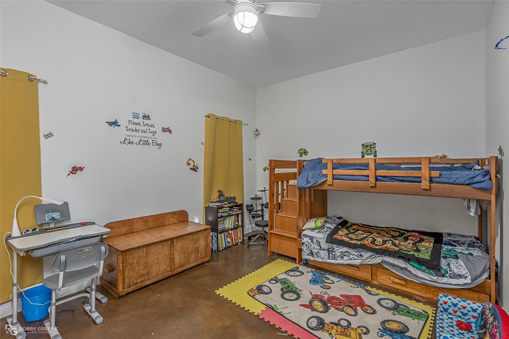495 John Gloster, LA 71030 - Photo 39 of 40 a living room with furniture and a table