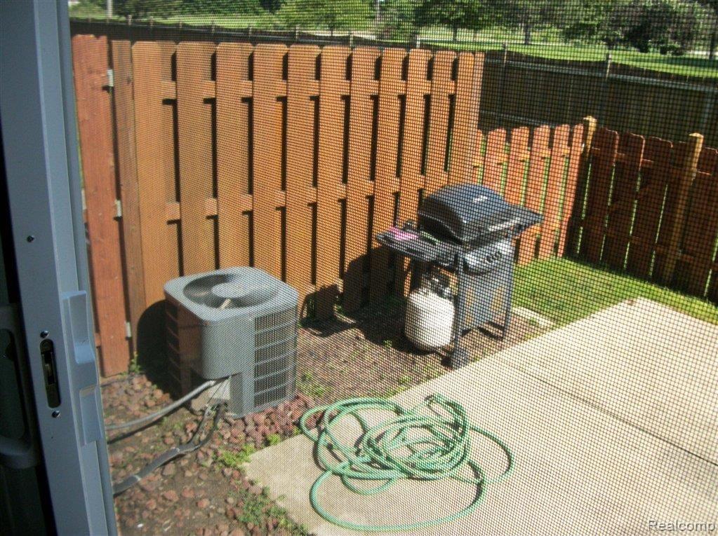 16885 Rudgate Street, Unit 18 Southgate, MI 48195 - Photo 9 of 14 100_1819.JPG