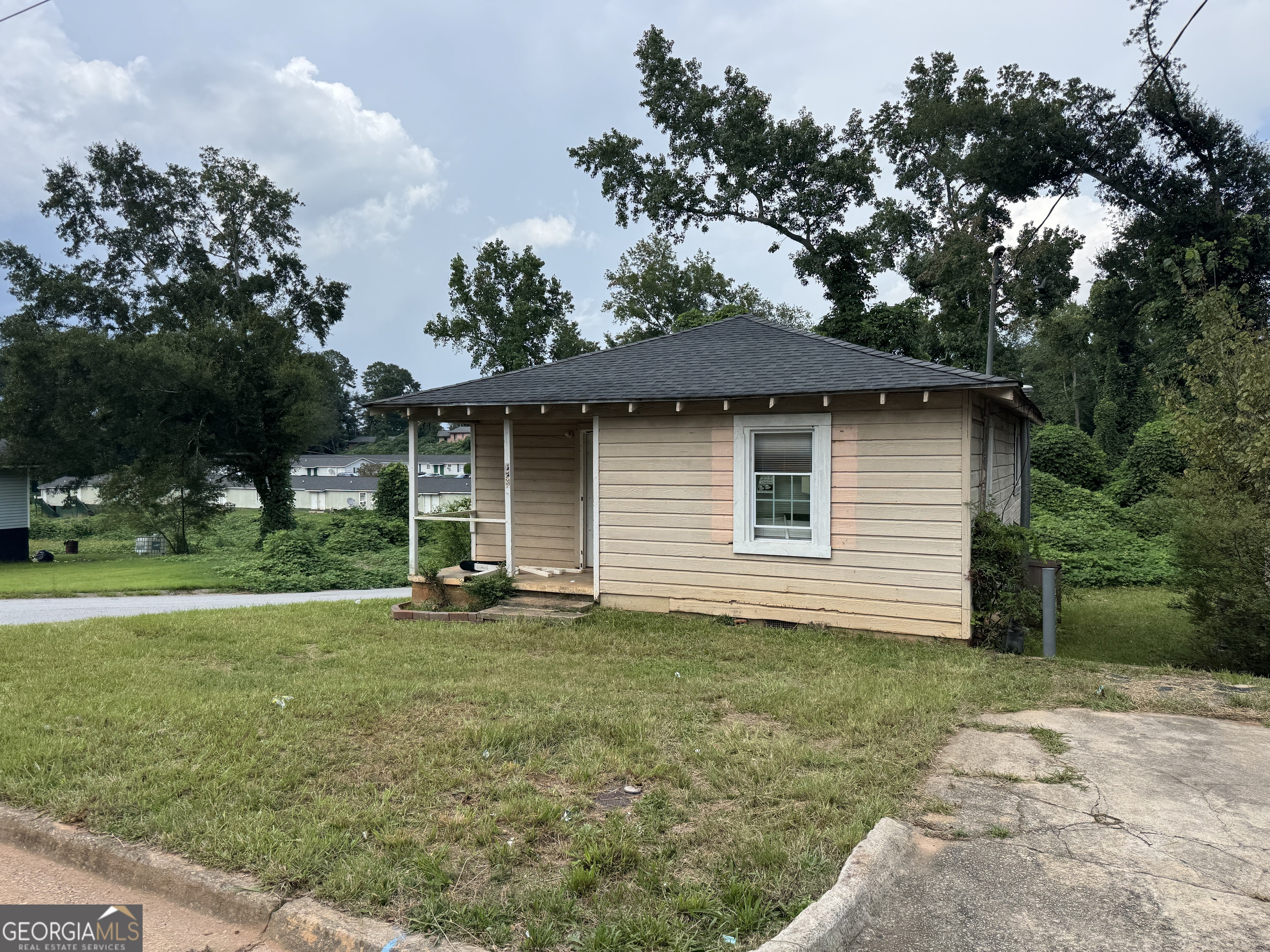 32 Unit Mutlipl Multiple Griffin, GA 30223 - Photo 16 of 24 a front view of a house with a garden