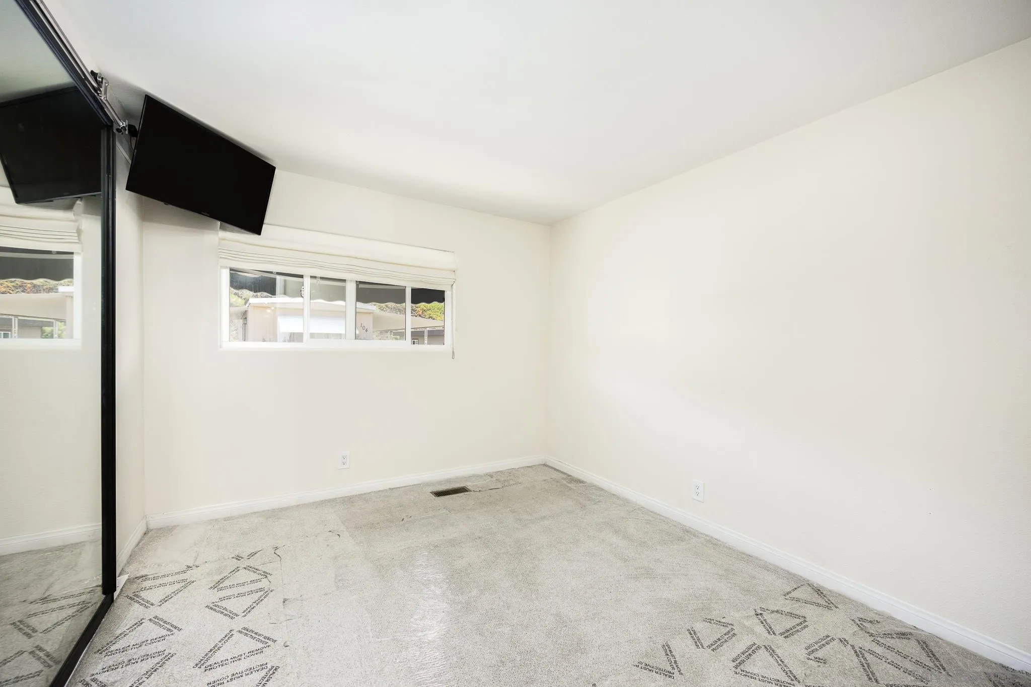 1815 Sweetwater Road, Unit SPC 121 Spring Valley, CA 91977 - Photo 19 of 44 an empty room with a flat screen tv
