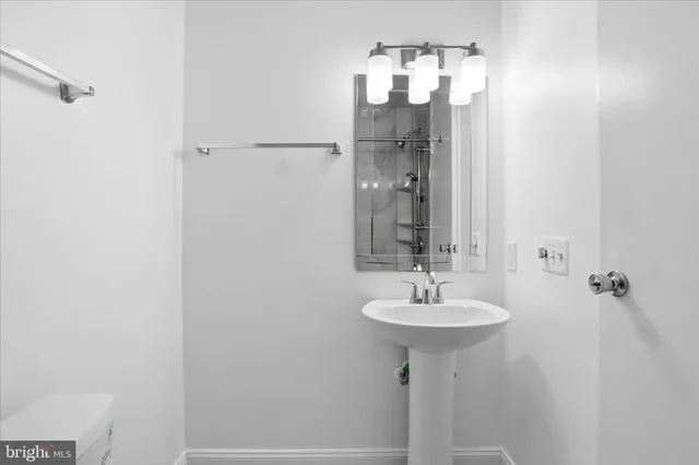 $2,195 | 250 South Reynolds Street, Unit 105, Alexandria, VA 22304