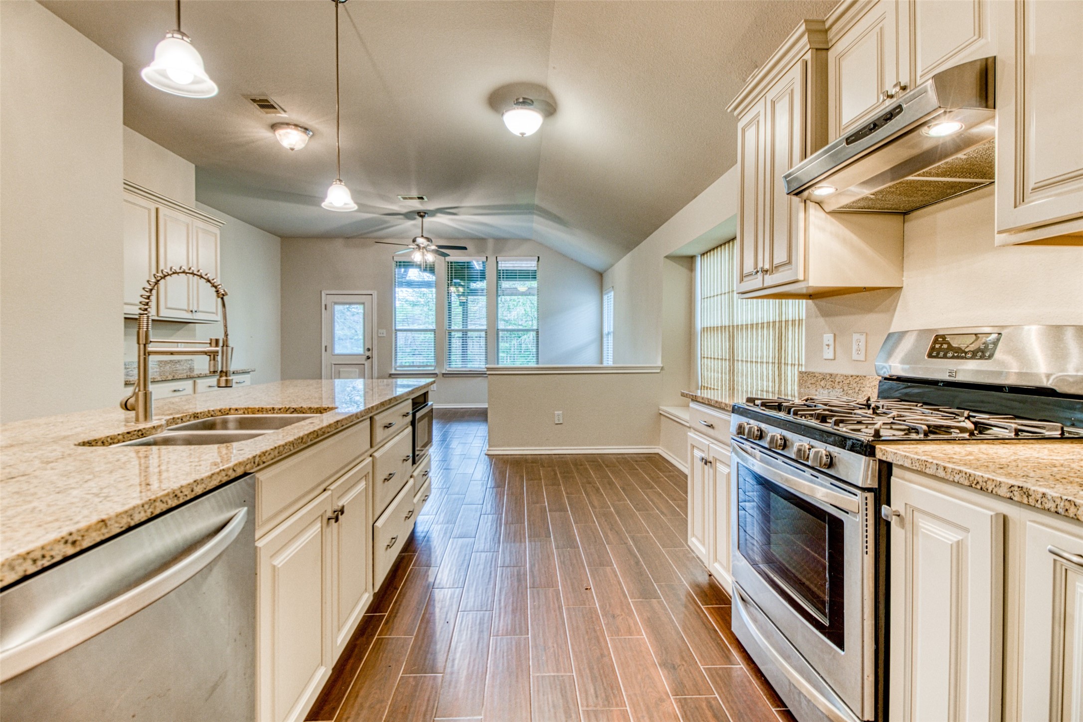 142 Anvil Rock Lane Richmond, TX 77469 - Photo 9 of 42