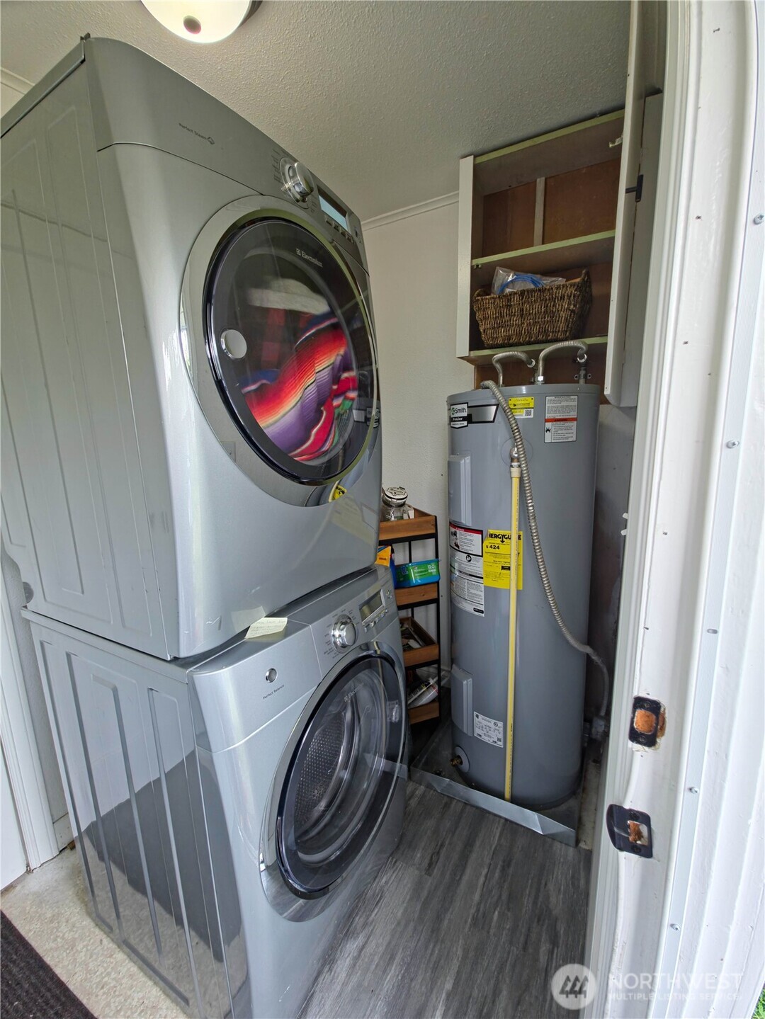 212 Douglas Street Longview, WA 98632 - Photo 17 of 20 a utility room with dryer and washer