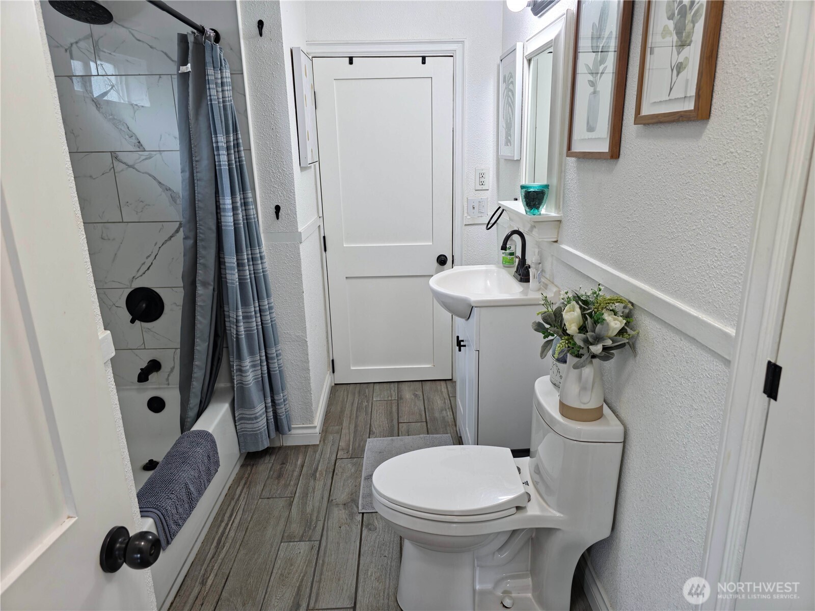 212 Douglas Street Longview, WA 98632 - Photo 6 of 20 a bathroom with a sink a toilet and shower