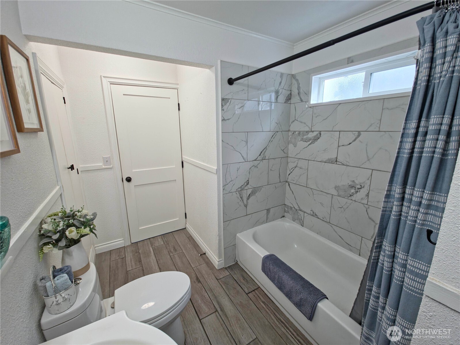 212 Douglas Street Longview, WA 98632 - Photo 8 of 20 a bathroom with a shower and a toilet