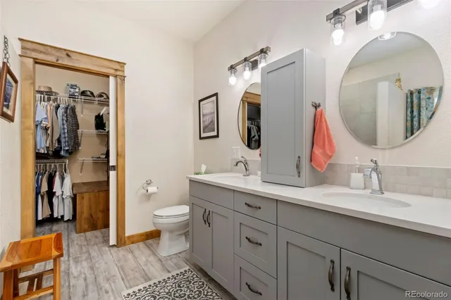 a view of entryway and workspace