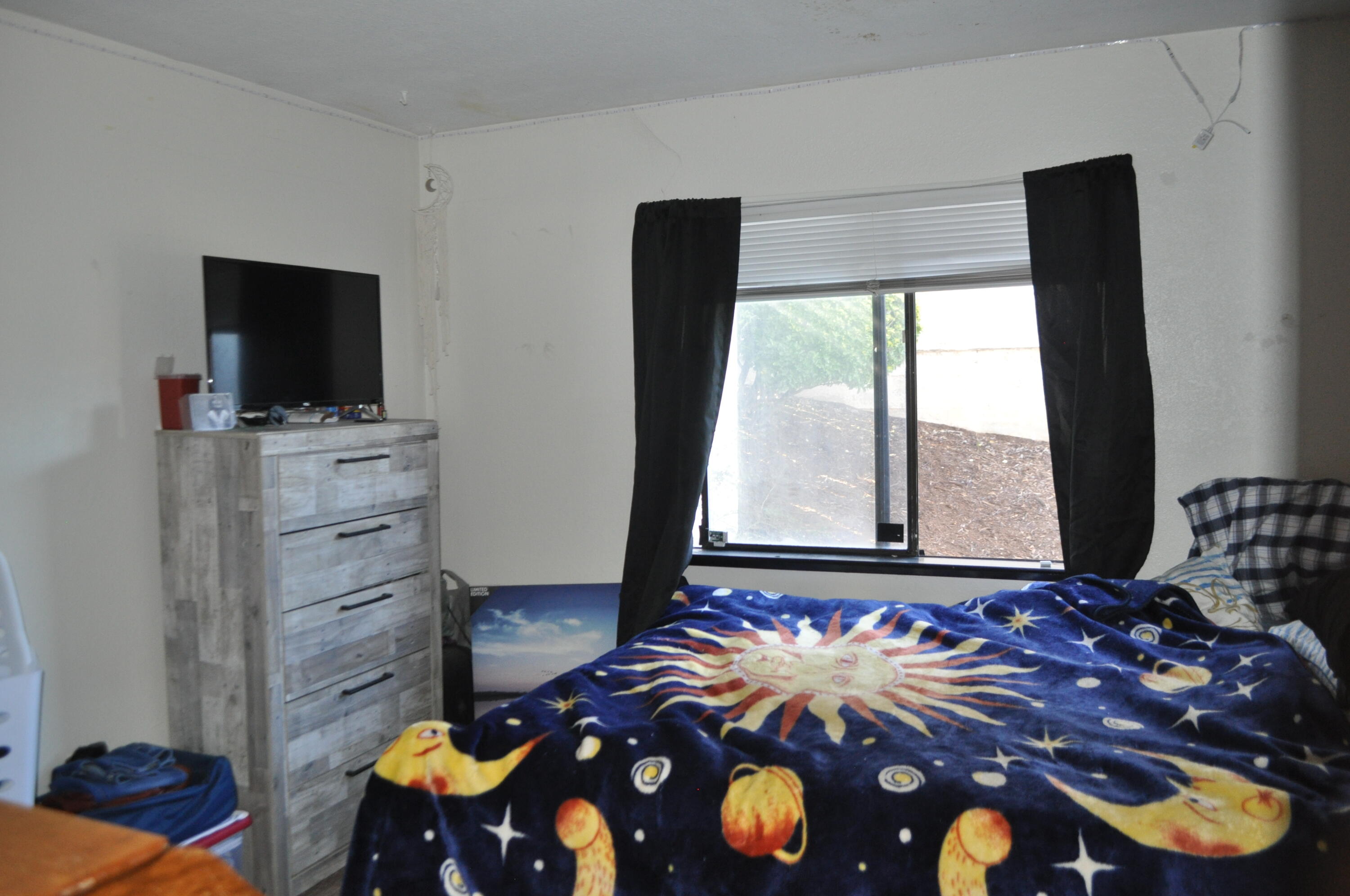 823 Mission Sierra Court Redding, CA 96003 - Photo 7 of 18 a room with furniture and flat screen tv