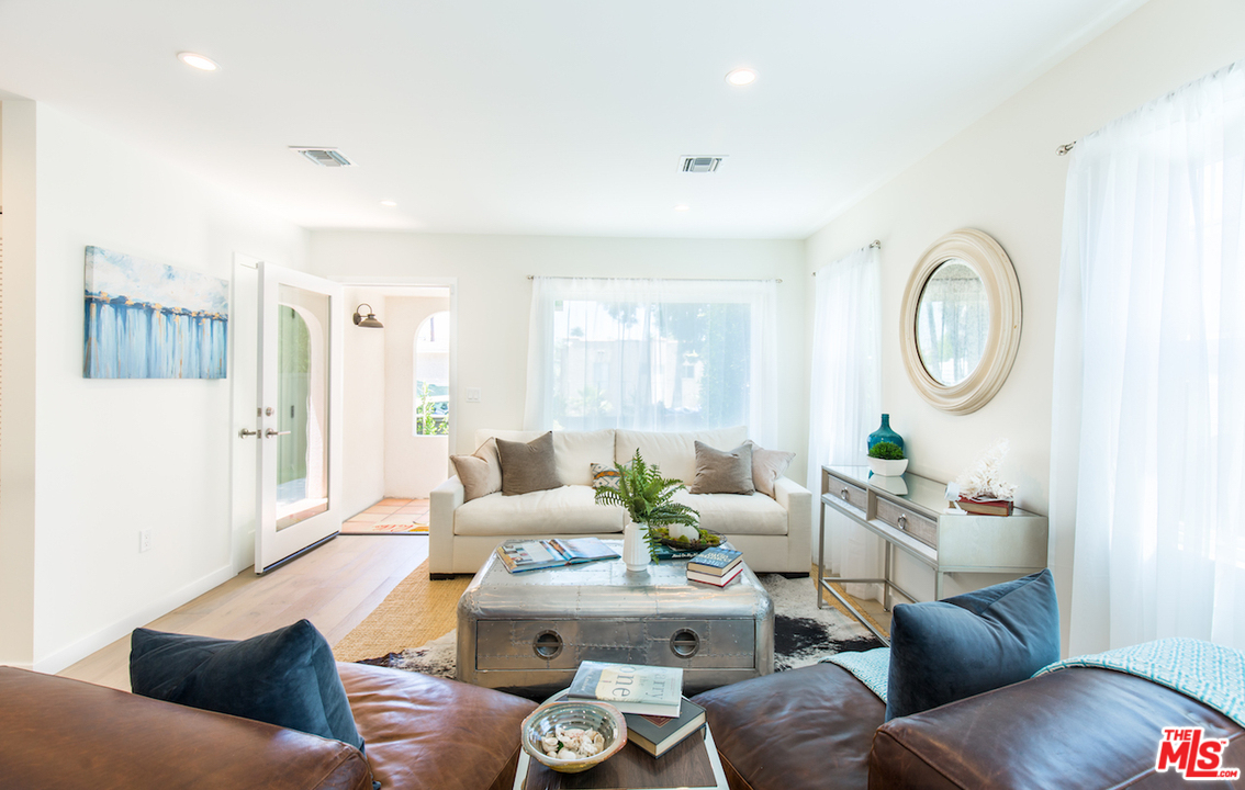 905 Lucille Avenue Venice, CA 90291 - Photo 2 of 24 a living room with furniture and a window