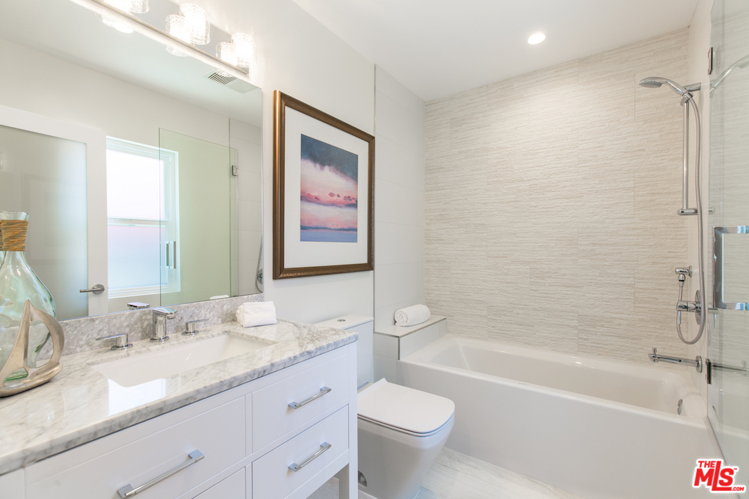 905 Lucille Avenue Venice, CA 90291 - Photo 16 of 24 a bathroom with a granite countertop sink a toilet and bathtub