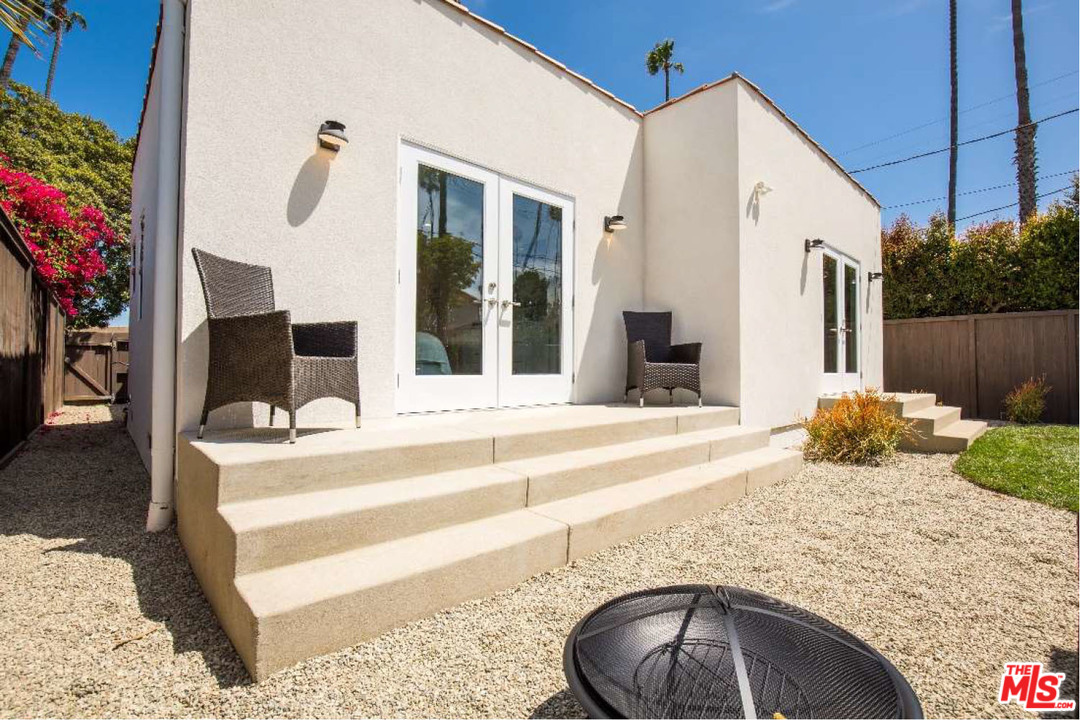 905 Lucille Avenue Venice, CA 90291 - Photo 20 of 24 a view of a house with a porch