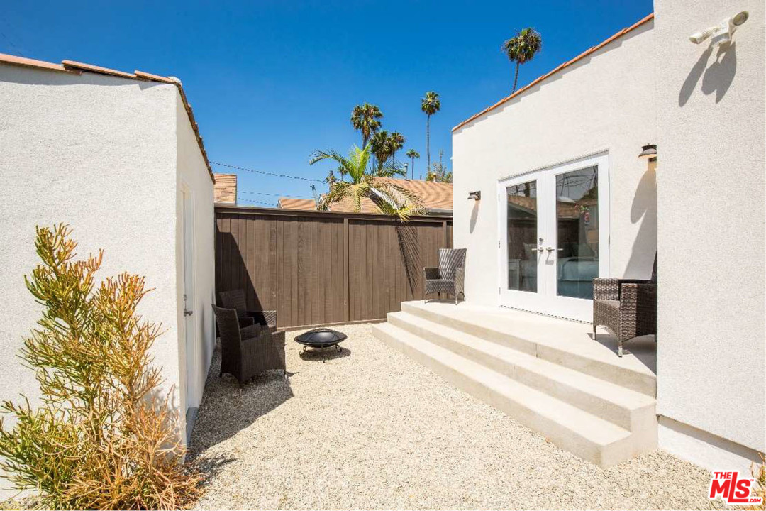 905 Lucille Avenue Venice, CA 90291 - Photo 21 of 24 a view of a entryway door of house
