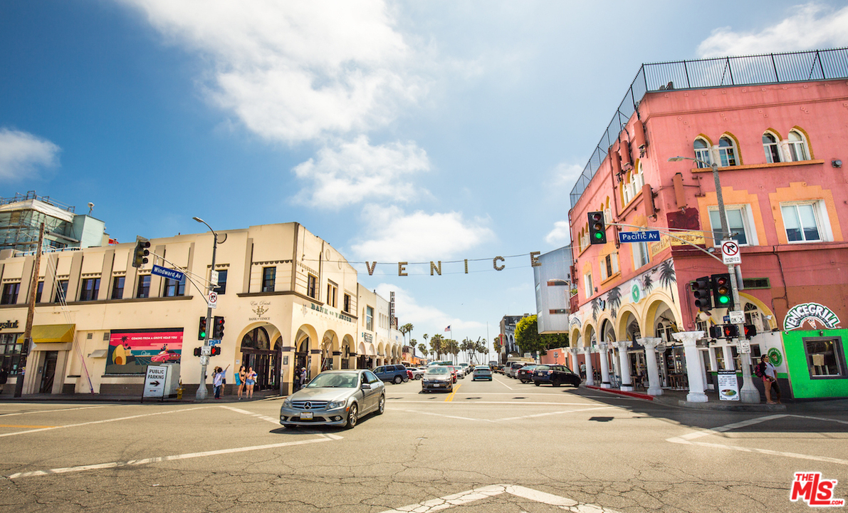 905 Lucille Avenue Venice, CA 90291 - Photo 23 of 24 a view of a street with cars