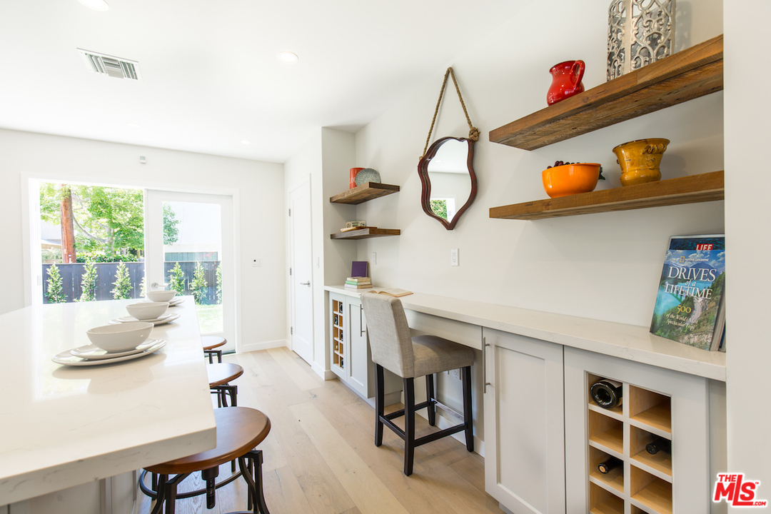905 Lucille Avenue Venice, CA 90291 - Photo 8 of 24 a living room with furniture and a window