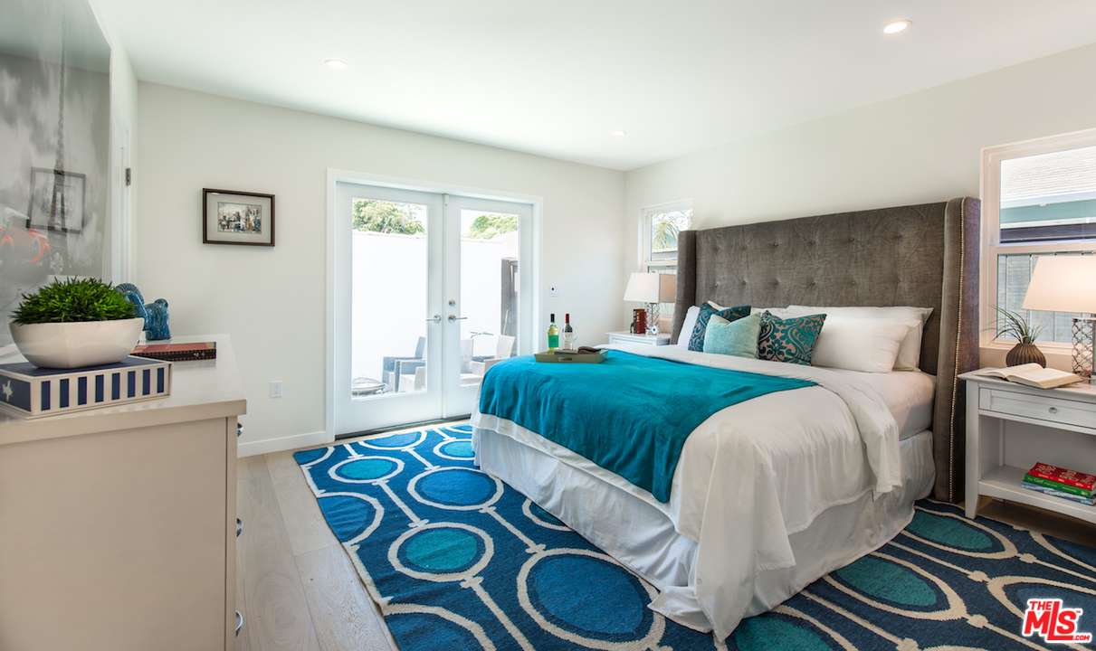 905 Lucille Avenue Venice, CA 90291 - Photo 10 of 24 a bedroom with a bed and a window