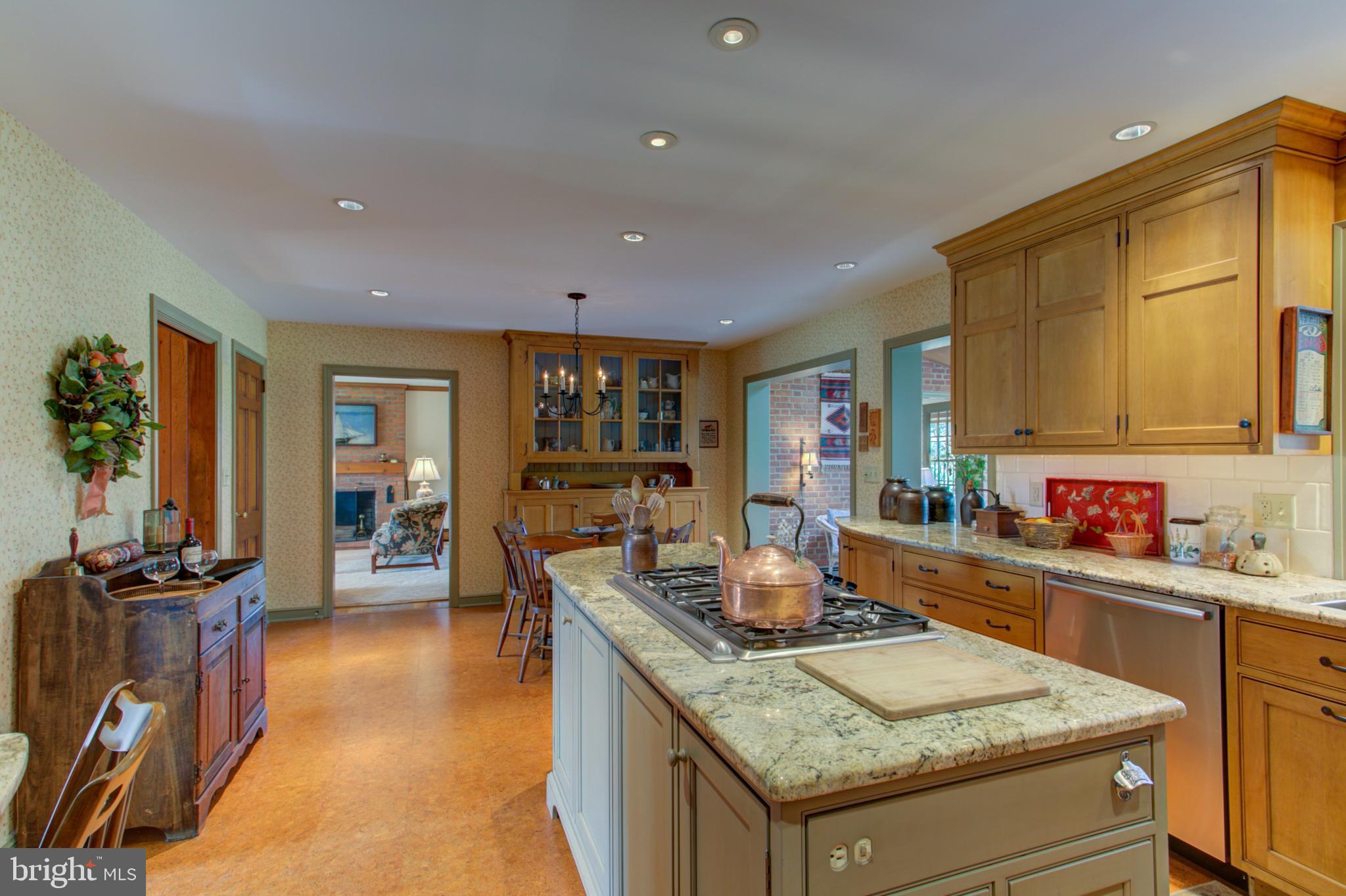 11 Spring Dell Road Lancaster, PA 17601 - Photo 7 of 58 Center island - Thermador 5 Burner cook top