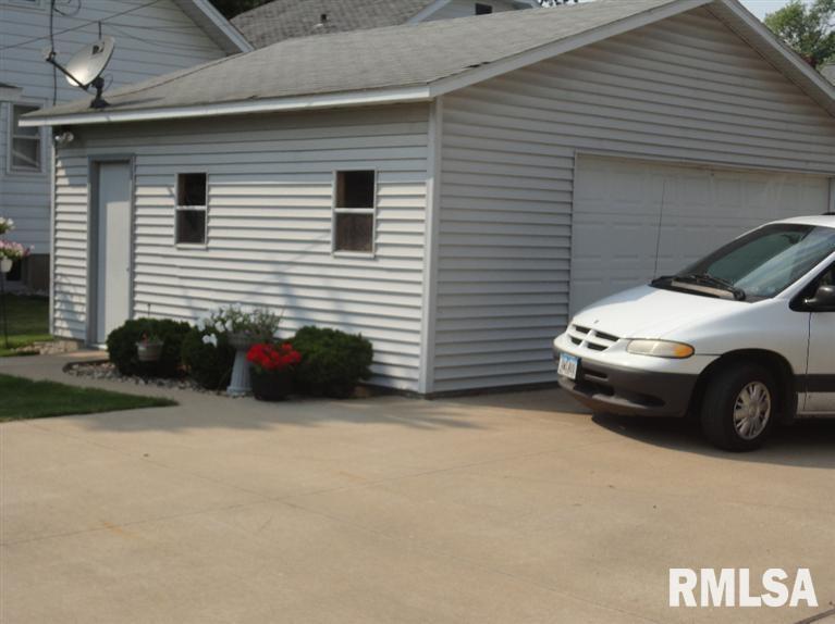 1115 Pershing Boulevard Clinton, IA 52732 - Photo 7 of 18 Gallery Image 7