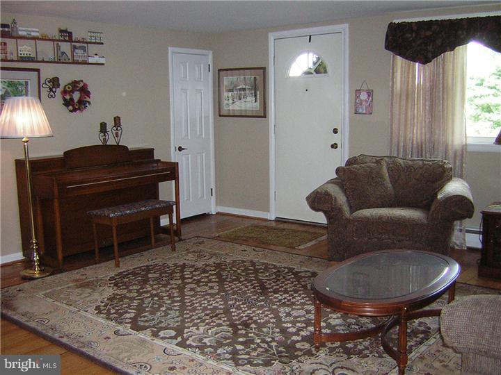 912 South Chester Road West Chester, PA 19382 - Photo 10 of 22 Living Room