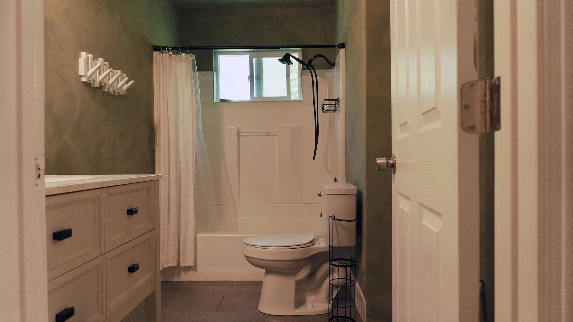 5080 Debbie Lane Redding, CA 96002 - Photo 11 of 30 Hall Bathroom-2