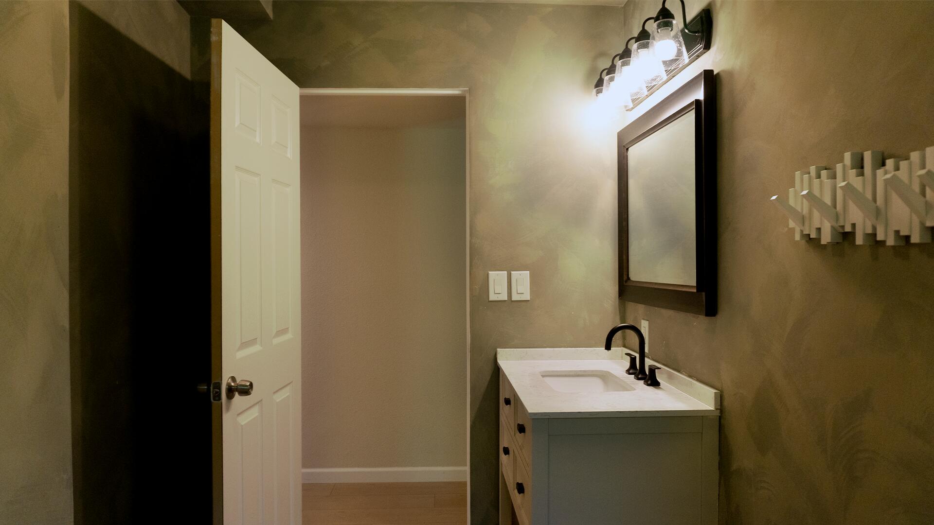 5080 Debbie Lane Redding, CA 96002 - Photo 12 of 30 Hall Bathroom