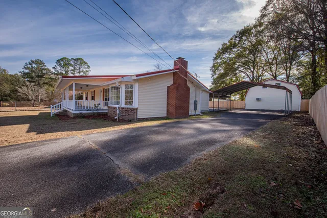 a view of a house with a yard
