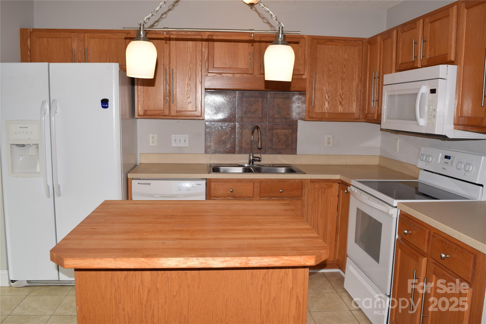 13840 Hastings Farm Road Huntersville, NC 28078 - Photo 13 of 32 a kitchen with stainless steel appliances granite countertop a sink a stove and a refrigerator