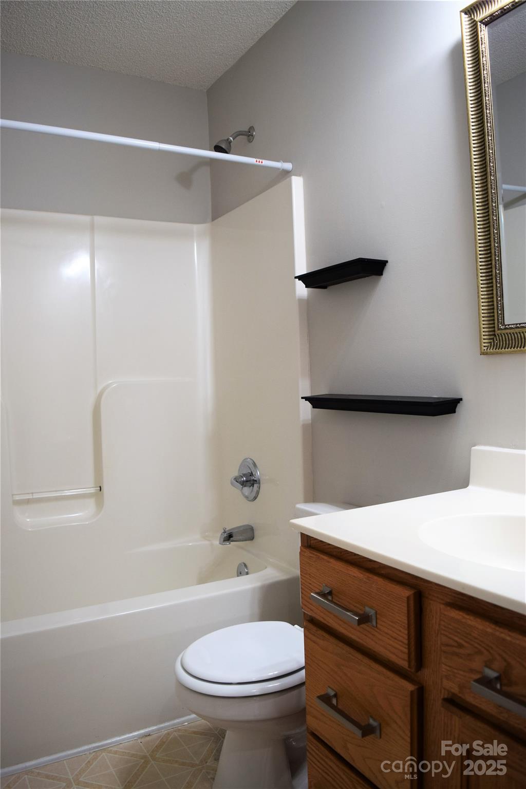 13840 Hastings Farm Road Huntersville, NC 28078 - Photo 21 of 32 a bathroom with a sink a toilet and bathtub