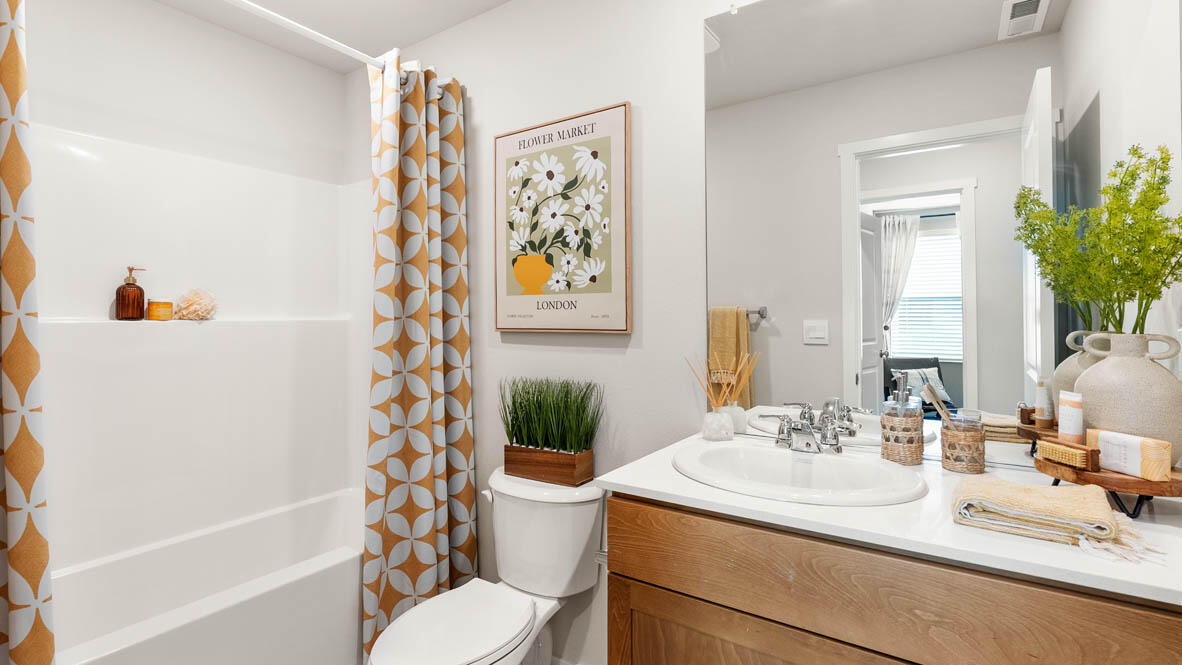 62747 Eagle Road Bend, OR 97701 - Photo 18 of 26 018 secondary bathroom