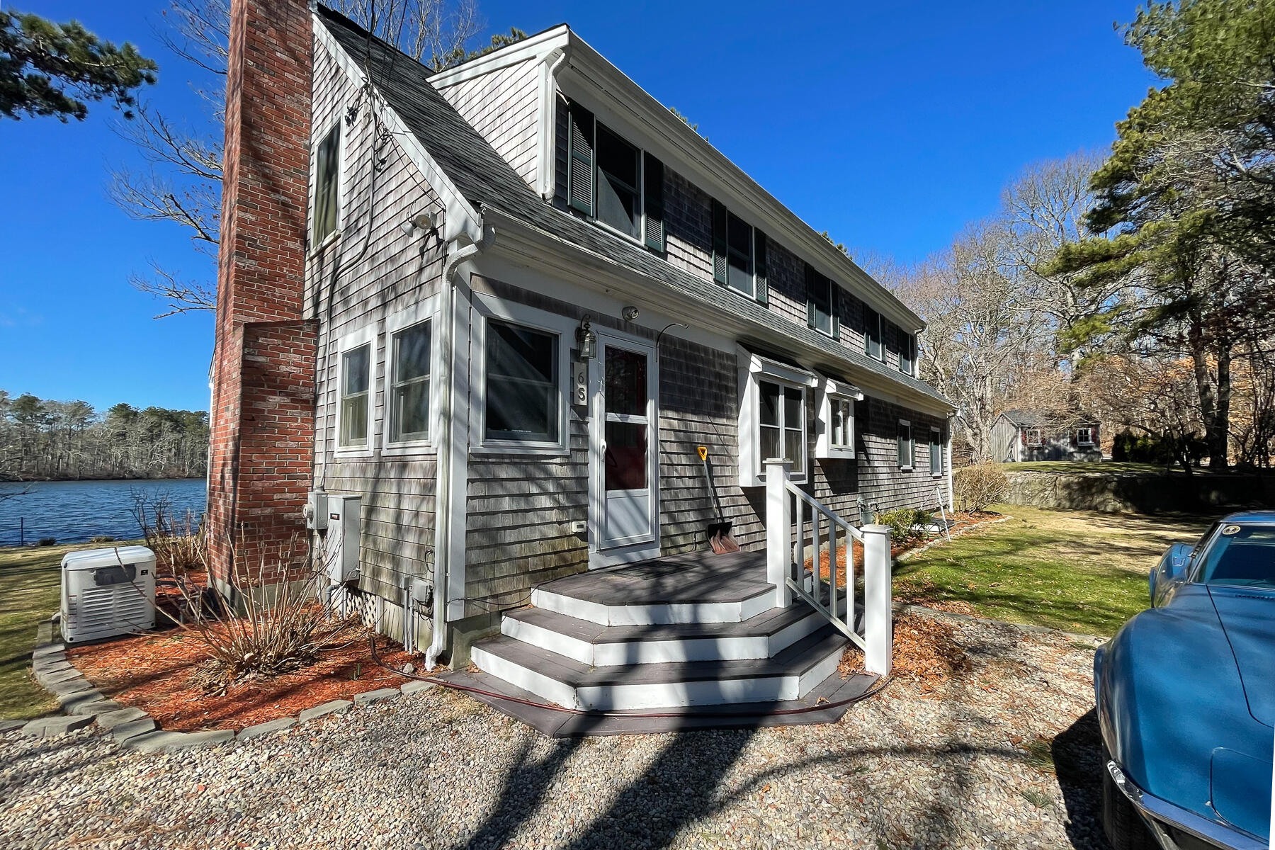 a view of a house with backyard