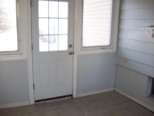 1223 North Main Street Wheaton, IL 60187 - Photo 2 of 6 an empty room with a window
