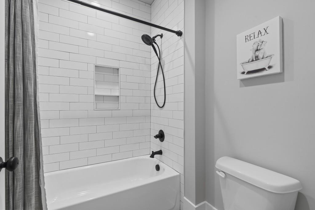 1231 Spinnaker Road Buckhead, GA 30625 - Photo 32 of 86 a bathroom with a bath tub with toilet