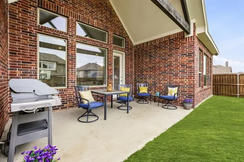 a view of a house with backyard and deck