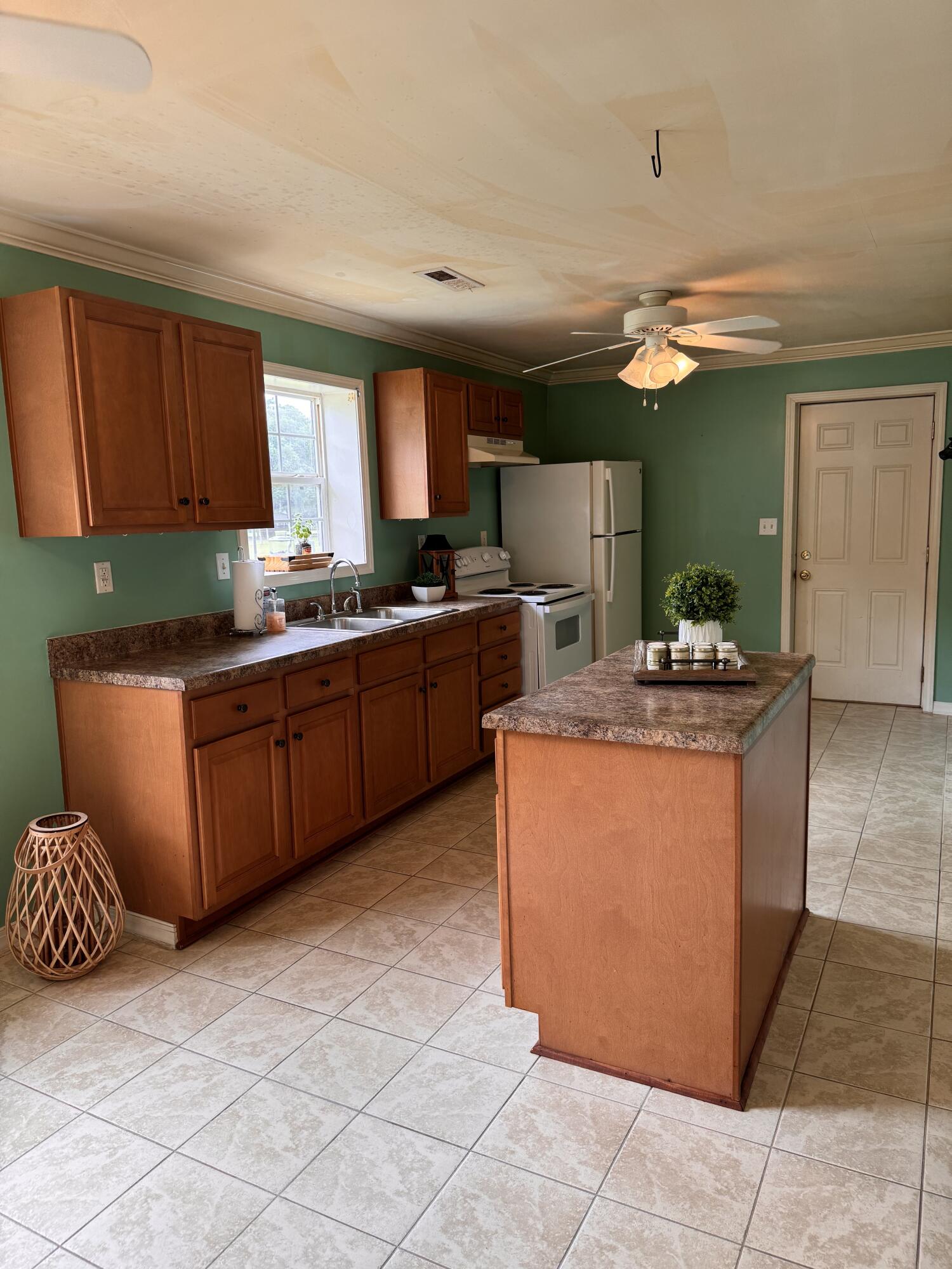 3476 Bohicket Road Johns Island, SC 29455 - Photo 6 of 35 Kitchen