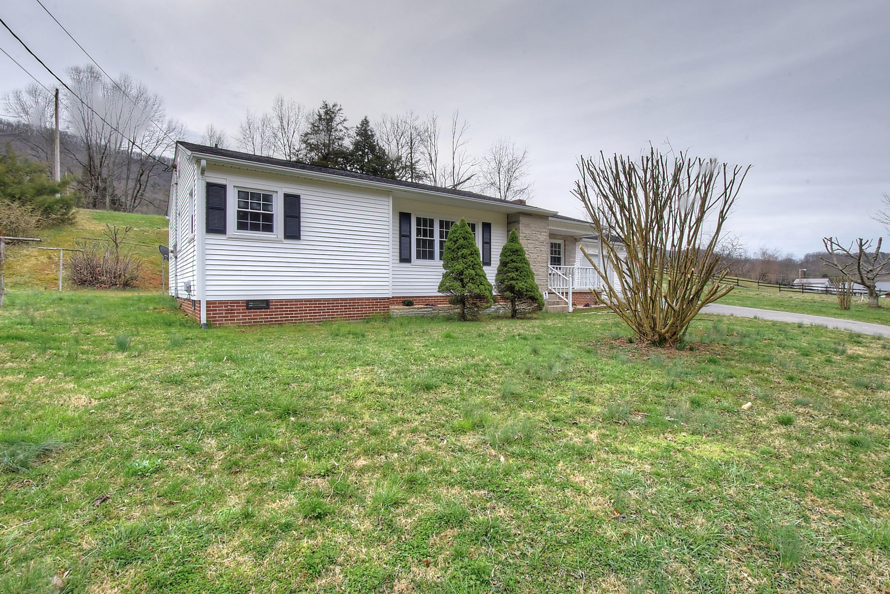842 Blue Springs Road Elizabethton, TN 37643 - Photo 2 of 35 DSC_0007_08_09_10_11_12
