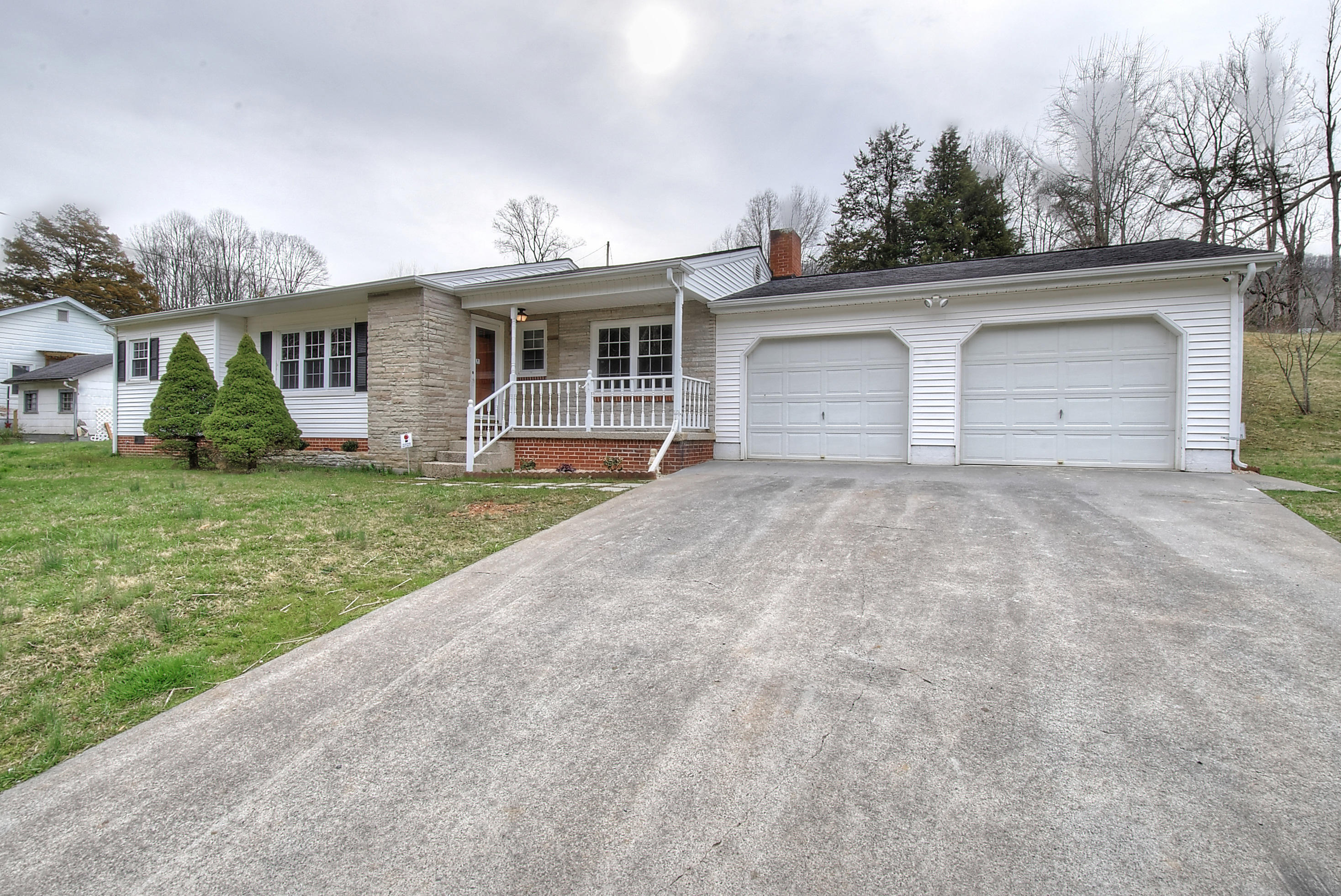 842 Blue Springs Road Elizabethton, TN 37643 - Photo 3 of 35 DSC_0013_4_5_6_7_8