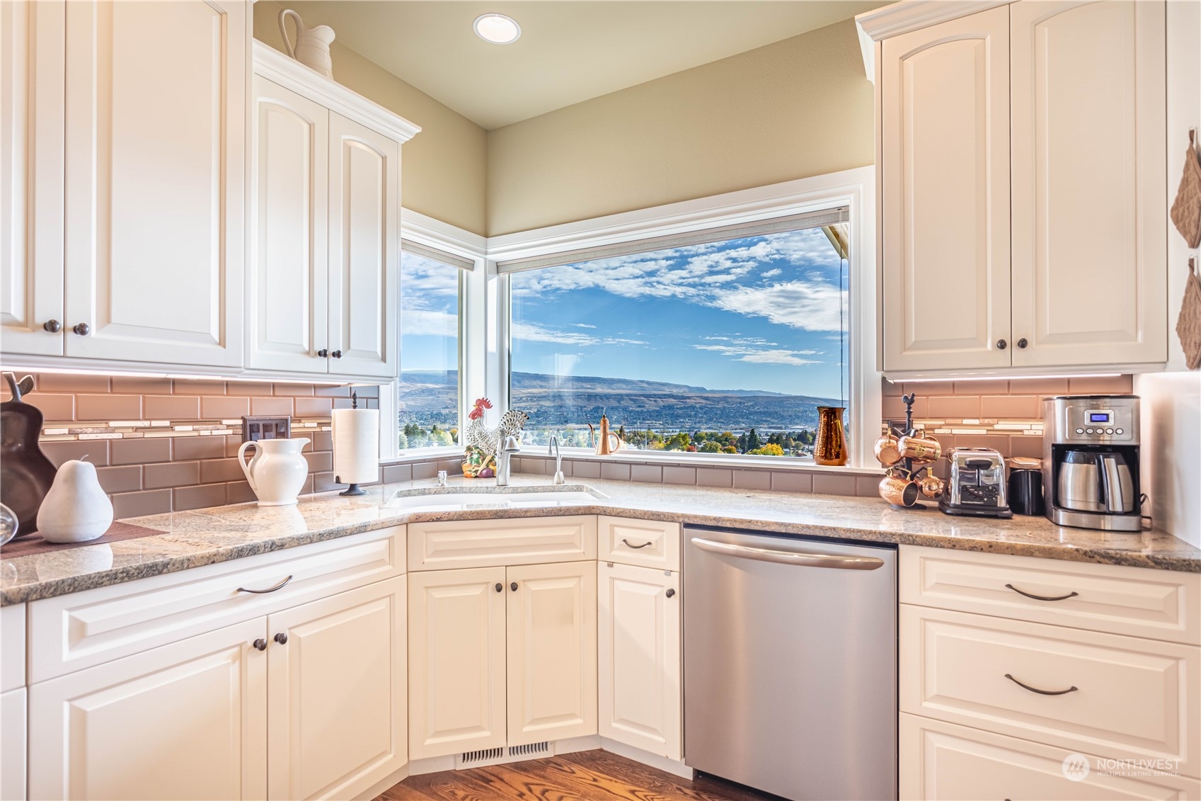 1869 Broadway Place Wenatchee, WA 98801 - Photo 8 of 39