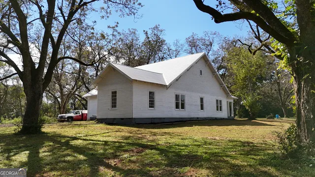 a view of a yard with a tree