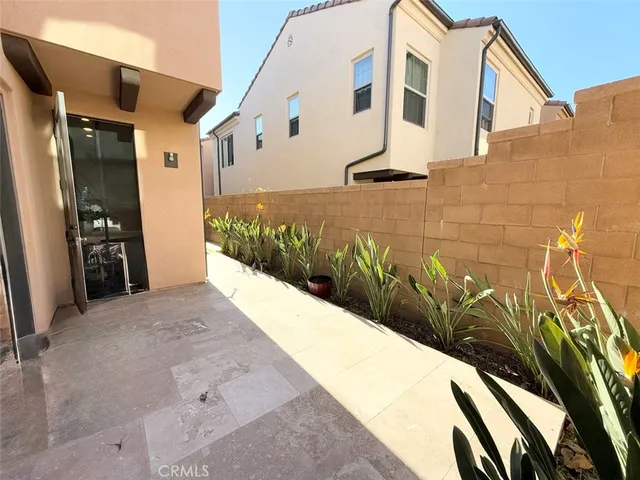 a view of a house with backyard
