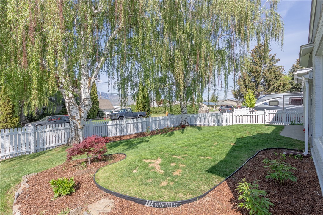 845 North Devon Avenue East Wenatchee, WA 98802 - Photo 3 of 25