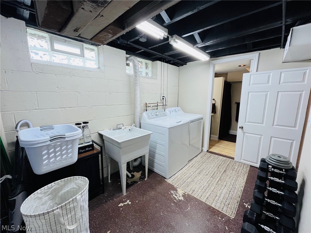 15546 Hummel Road Brook Park, OH 44142 - Photo 34 of 41 Laundry room with utility sink